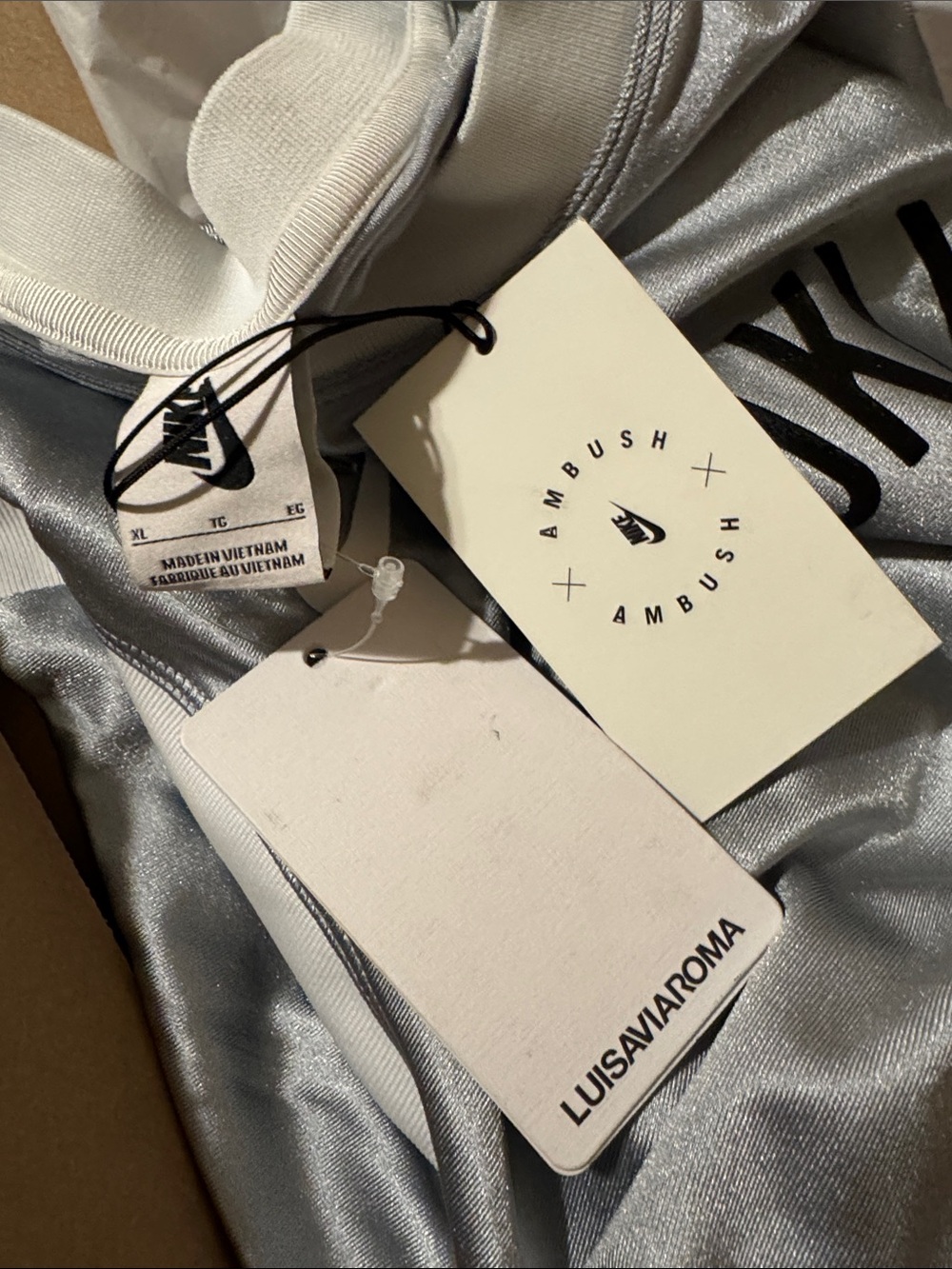 Nike Silver and White 'Brooklyn' Long Sleeve Athletic Top XL - Picture 7 of 8